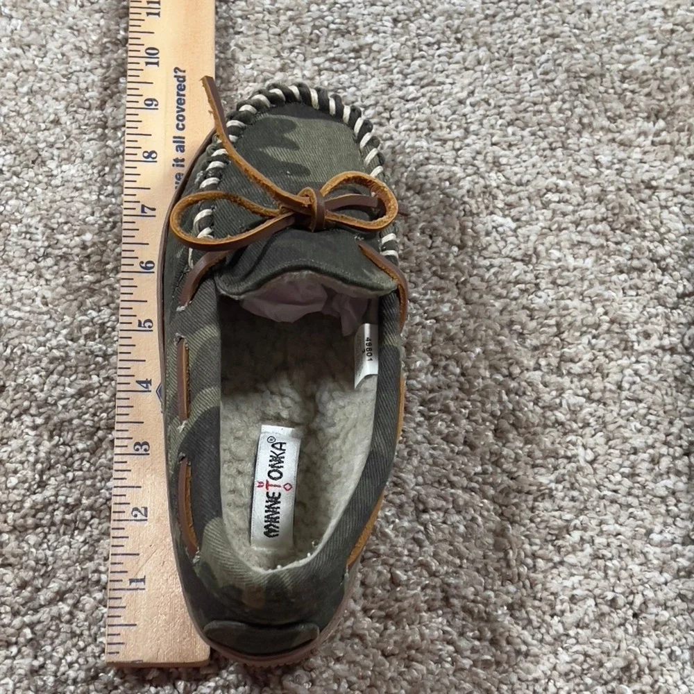 Minnetonka Kids Benson‎ Trapper Green Camo Pile Lined Moccasin Slippers Size 2